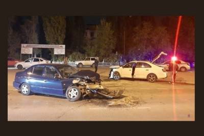 Под Волгоградом в ДТП пострадали водители двух иномарок
