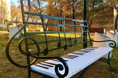 Необычную «музыкальную» скамейку установили в Пскове на улице Калинина