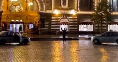 Фанат Путина устроил фейерверк на Красной площади в честь его дня рождения