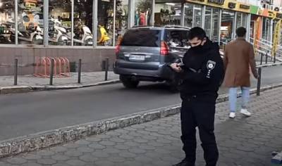 Мужчина с ножом атаковал покупателя на Привозе, всё из-за носков: кадры ЧП в Одессе