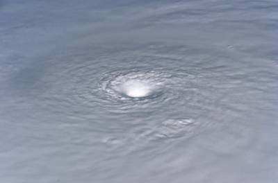 Невероятное видео с дрона: что происходит внутри бушующего урагана и мира