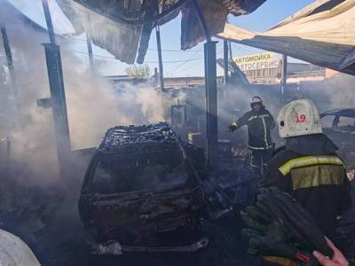 В Екатеринбурге сгорел автосервис на Уралмаше, от огня пострадали шесть машин