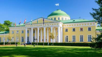 В Петербурге искали бомбы в двух ТЦ, консульстве Армении и Таврическом дворце