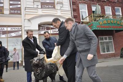 Власти требуют демонтировать изготовленный экс-депутатом ГД памятник челябинскому Хатико