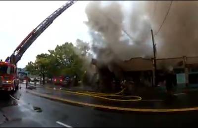 В Портленде горит офисное здание. Взрывной волной снесло спасателей