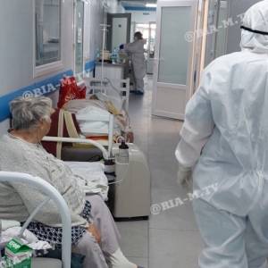 В Мелитополе пациенты с коронавирусом лежат уже в коридорах: госпиталь временно не принимает больных. Фото