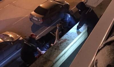 Погибший после падения из окна на улице Газовиков мог нанести ножевые ранения девушке