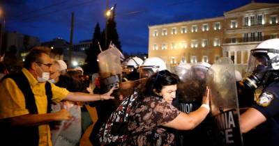 В Греции тысячи учителей разгоняли дубинками на акции протеста