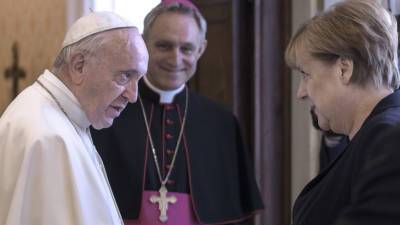 «Прощальный» визит Меркель: Папа римский принял канцлера Германии