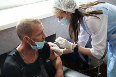 Частные клиники начнут бесплатно вакцинировать россиян по ОМС