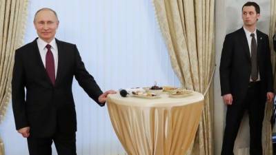 Песков заявил, что «проставляться» пред коллегами Путин в день рождения не будет