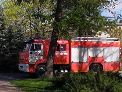 В Красногвардейском районе Петербурга загорелся ангар, очевидцы сообщают о взрывах (видео)