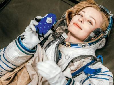 Актриса Юлия Пересильд взяла с собой в космос игрушку, связанную челябинкой