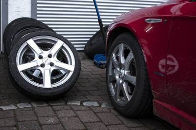 Смоленские полицейские нашли украденные шины на продаже в интернете