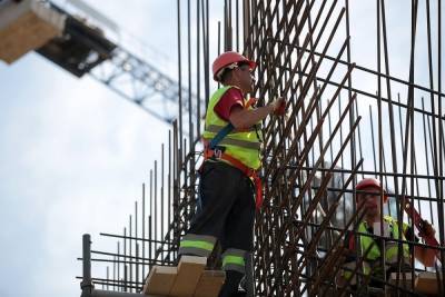 Правительство утвердило проект по привлечению 10 тысяч строителей из Узбекистана