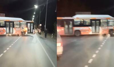 Около Тюмени автобус полностью перекрыл две полосы движения из-за аварии