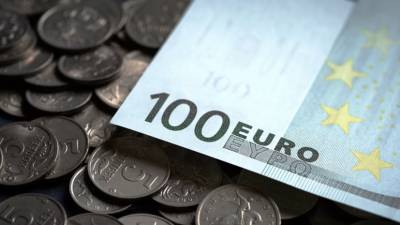Курс евро опустился ниже 83 рублей