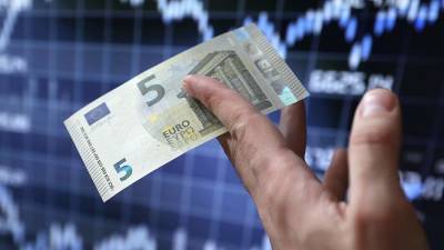 Курс евро опустился ниже 83 рублей впервые с лета 2020 года