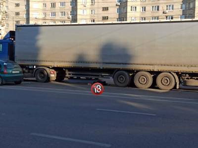 Женщина погибла под колёсами фуры в Воронеже