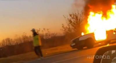 В Чебоксарах вспыхнула легковушка: машина полностью объята огнем