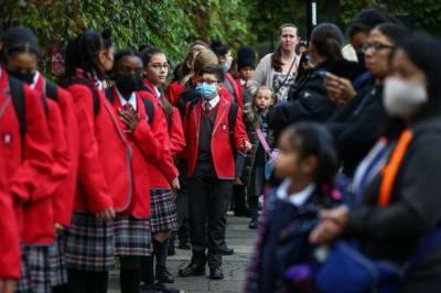 Без масок и без вакцинации: миллионы учеников вернулись в британские школы