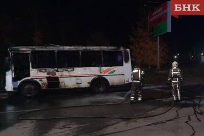 В Сыктывкаре сгорел пассажирский автобус