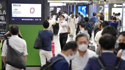 В Токио поезд частично сошёл с рельсов при землетрясении