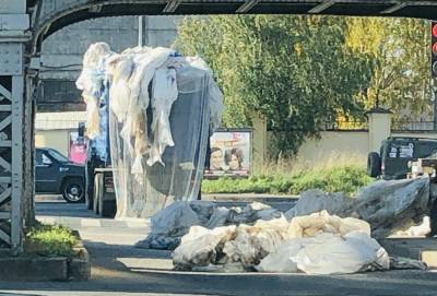 Грузовик под мостом на Боровой растерял текстильный мусор