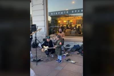 Петербуржец устроил маленькой дочке спонтанный концерт на Невском