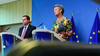 Еврокомиссар по внутренним делам призвала расследовать сообщения о вытеснении мигрантов