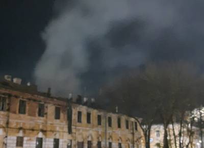 «Не опять, а снова»: в Луге дымится бывшее здание милиции