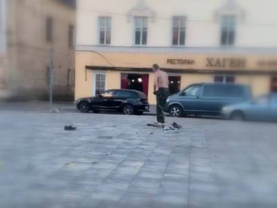 Голый мужчина улегся на тротуар в центре Смоленска