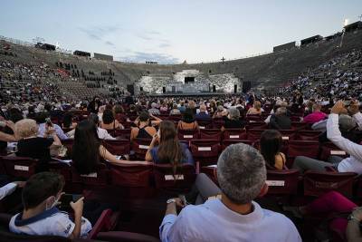 "Культура оживает": Италия отменяет ограничения на посещение театров