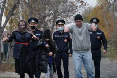 В Казахстане спасатели в костюмах зомби рассказали жителям о безопасности
