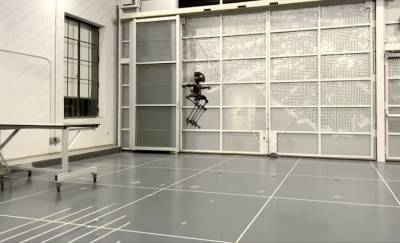 Новый двуногий робот может летать и кататься на скейте