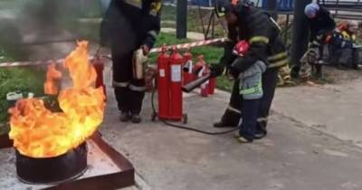 В Москве заметили самого юного пожарного