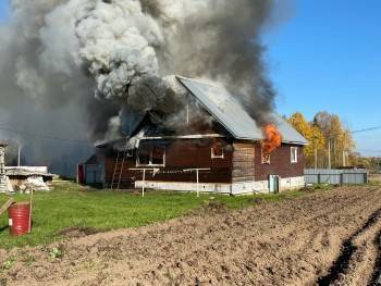 В Вологодском районе полностью сгорел дом молодой семьи с двумя малышами