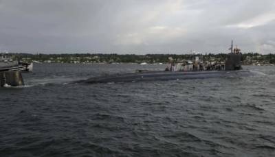 Американская подводная лодка при погружении столкнулась с неизвестным объектом