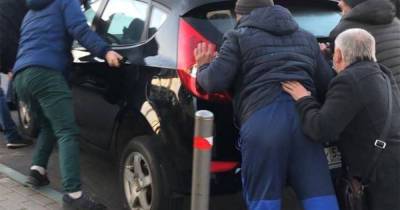Россияне самостоятельно освободили парковку для проезда пожарной машины