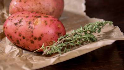 Хитрость от шеф-повара: как запечь картошку за пять минут