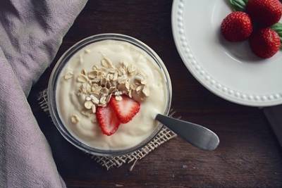 Диетолог рассказала о последствиях ежедневного употребления йогурта