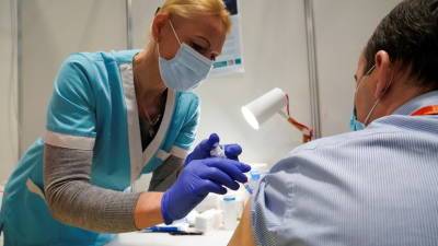 В Латвии вводят обязательную вакцинацию для сотрудников общественной сферы