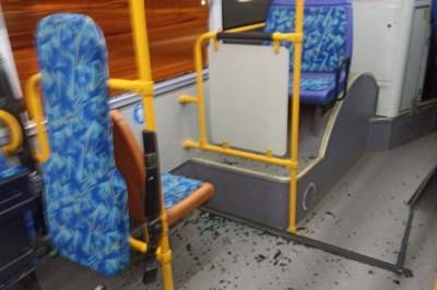 В Хабаровске у автобуса вылетело стекло