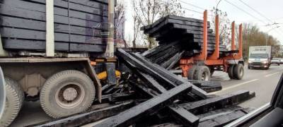 «Пункт назначения 2»: в Красноярске у КамАЗа на ходу выпали деревянные брусья