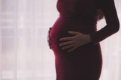 Риск осложнений после вакцинации от Covid-19 у беременных оценили в Минздраве