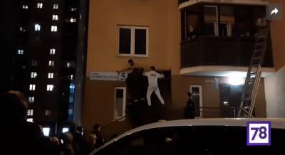 В Кудрово полуголый мужчина прыгал по балконам жилого дома