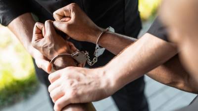 Три человека задержаны после массового отравления алкоголем в Оренбуржье