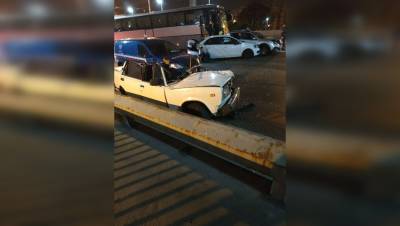 Водитель Lada попал в больницу после массового ДТП на Володарском мосту