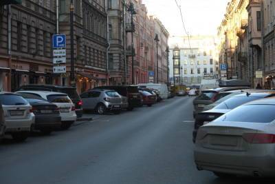 На главной барной улице Петербурга введут круглосуточную платную парковку