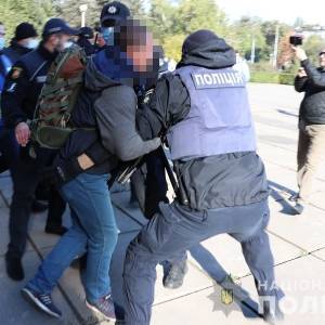 Во время митинга у здания ОГА полиция задержала четырех человек. Фото